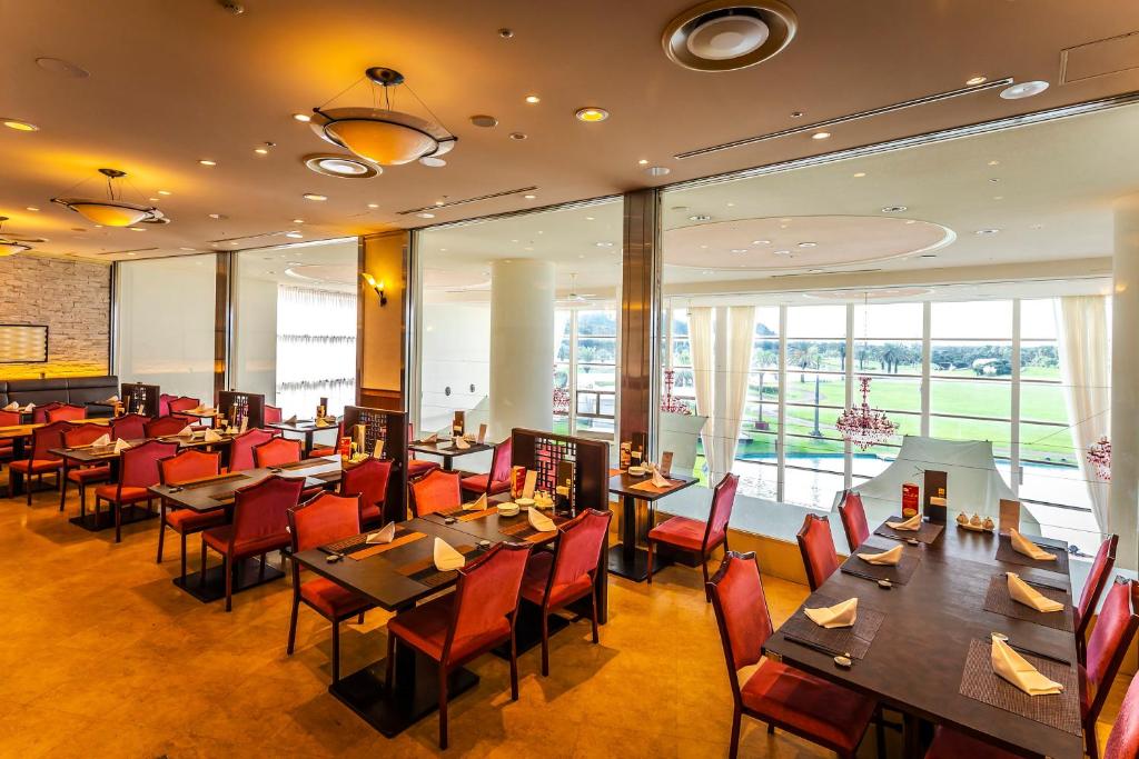 Ana Holiday Inn Resort Miyazaki By Ihg Dining Area