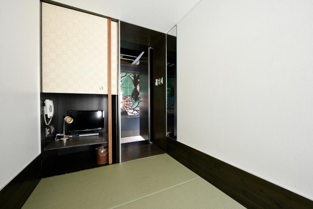 Andon Ryokan Modern Tatami Room