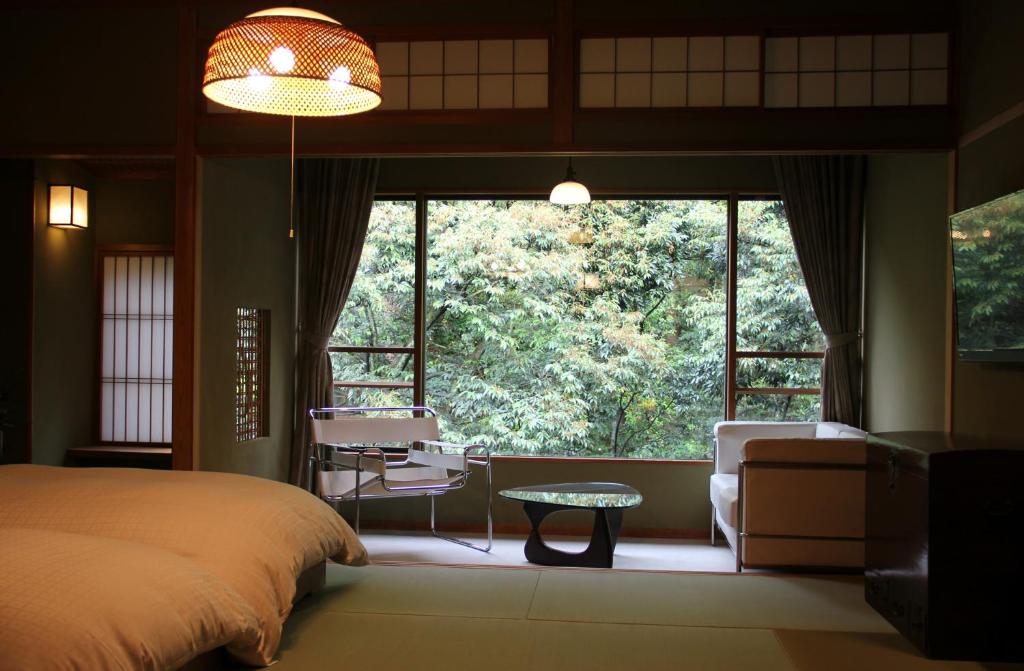 Arayatotoan Bedroom And Forest View