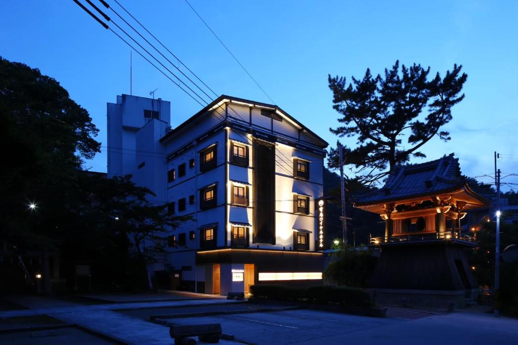 Arima Royal Hotel Exterior At Dusk