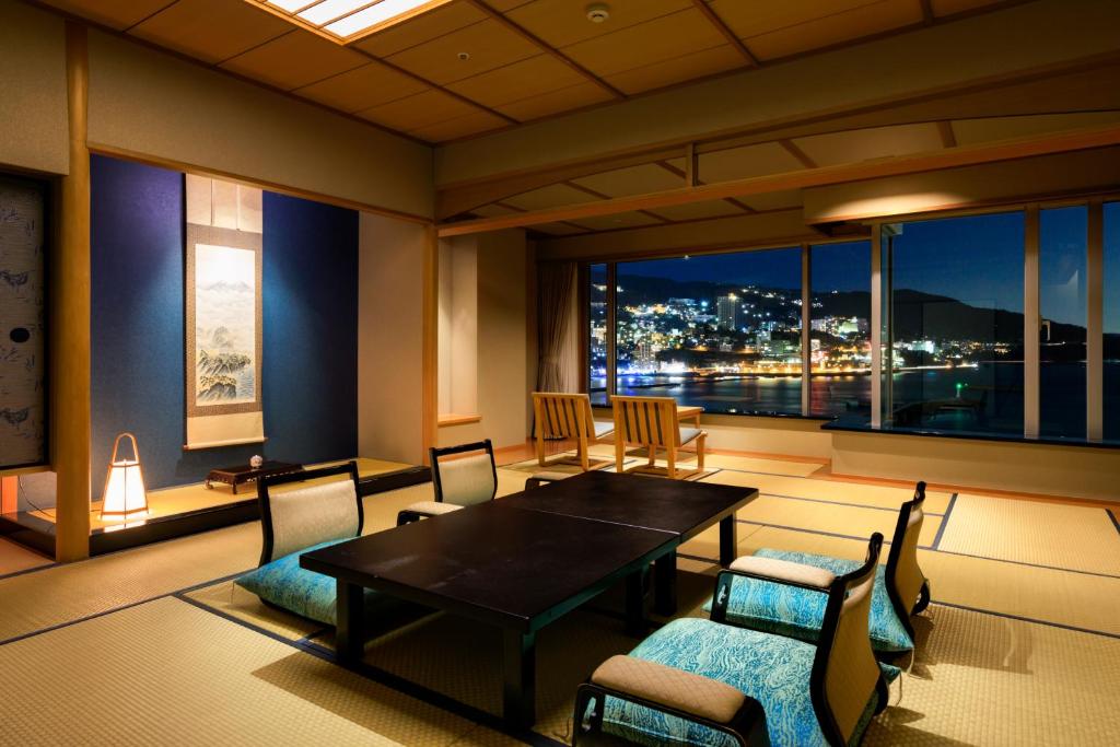 Atami Korakuen Hotel Tatami Room Night View