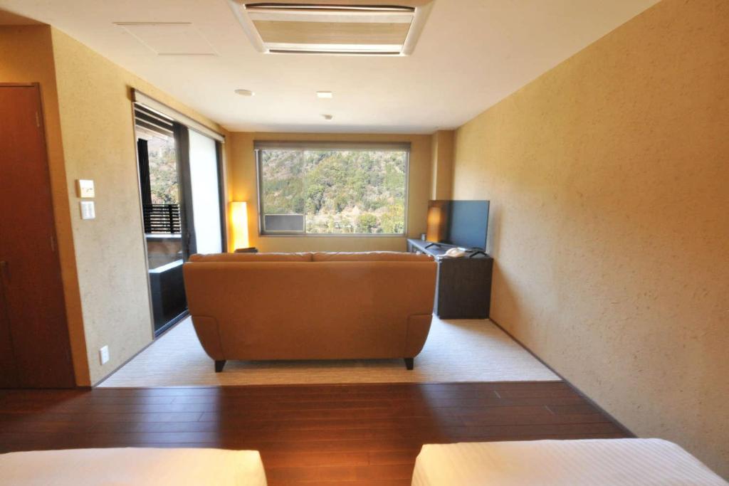 Aura Tachibana Modern Room