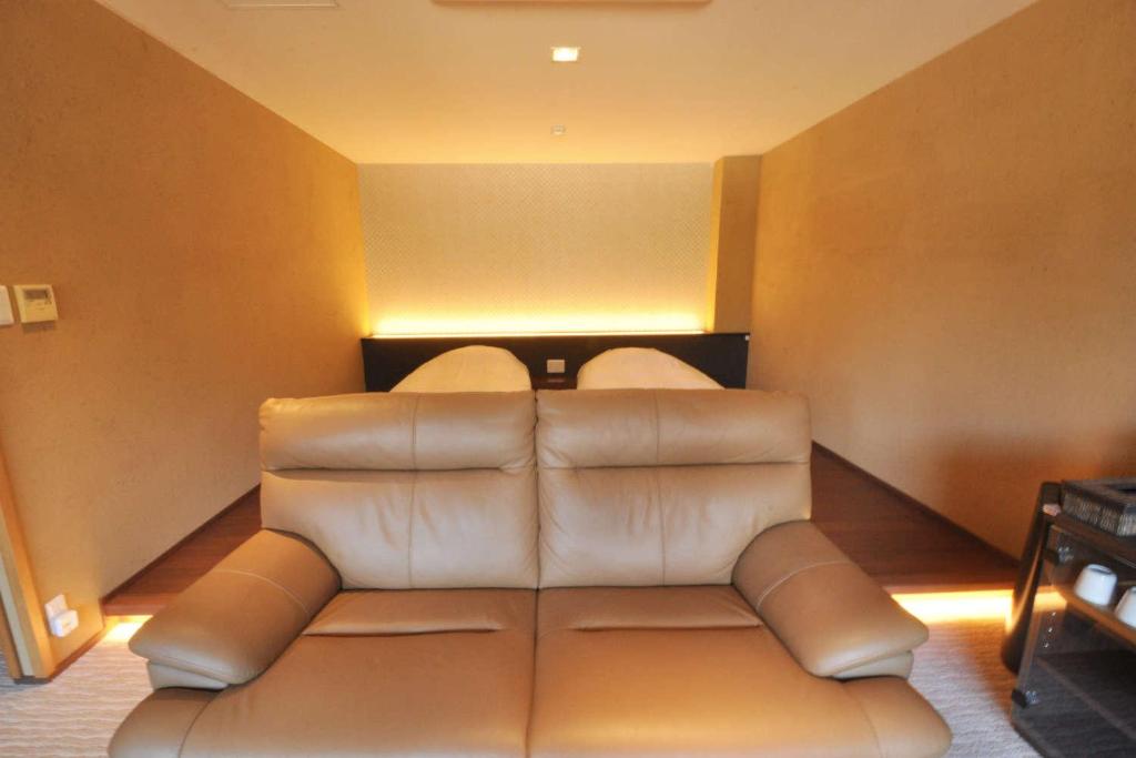 Aura Tachibana Modern Room