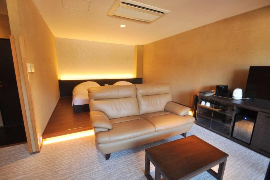 Aura Tachibana Modern Room