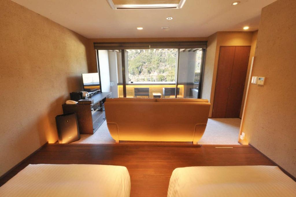 Aura Tachibana Modern Room
