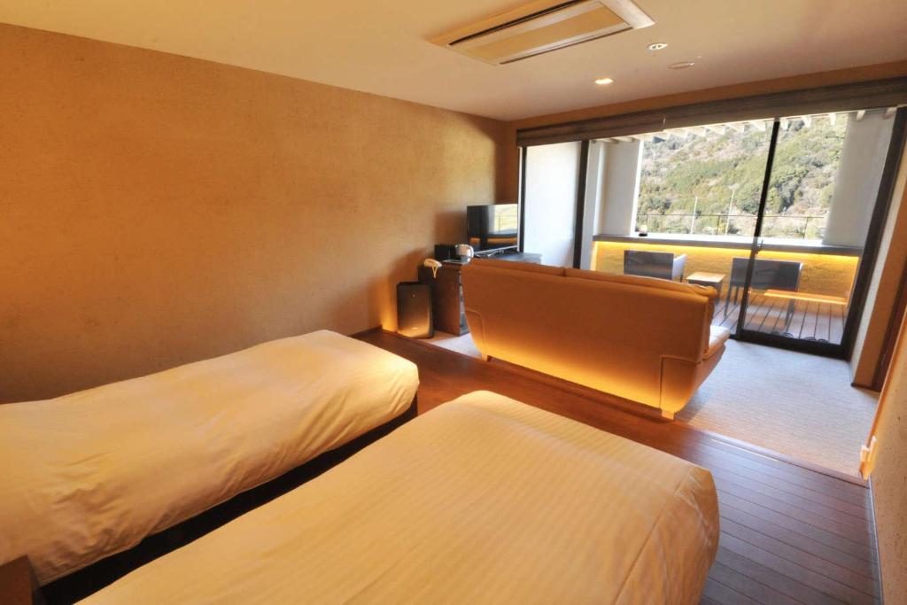 Aura Tachibana Modern Room Balcony