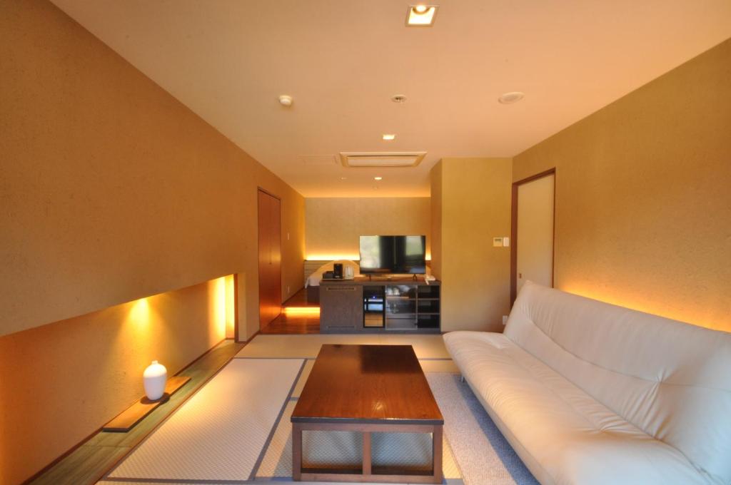 Aura Tachibana Modern Room