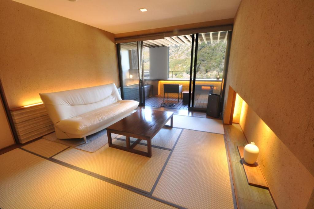 Aura Tachibana Tatami Room Balcony