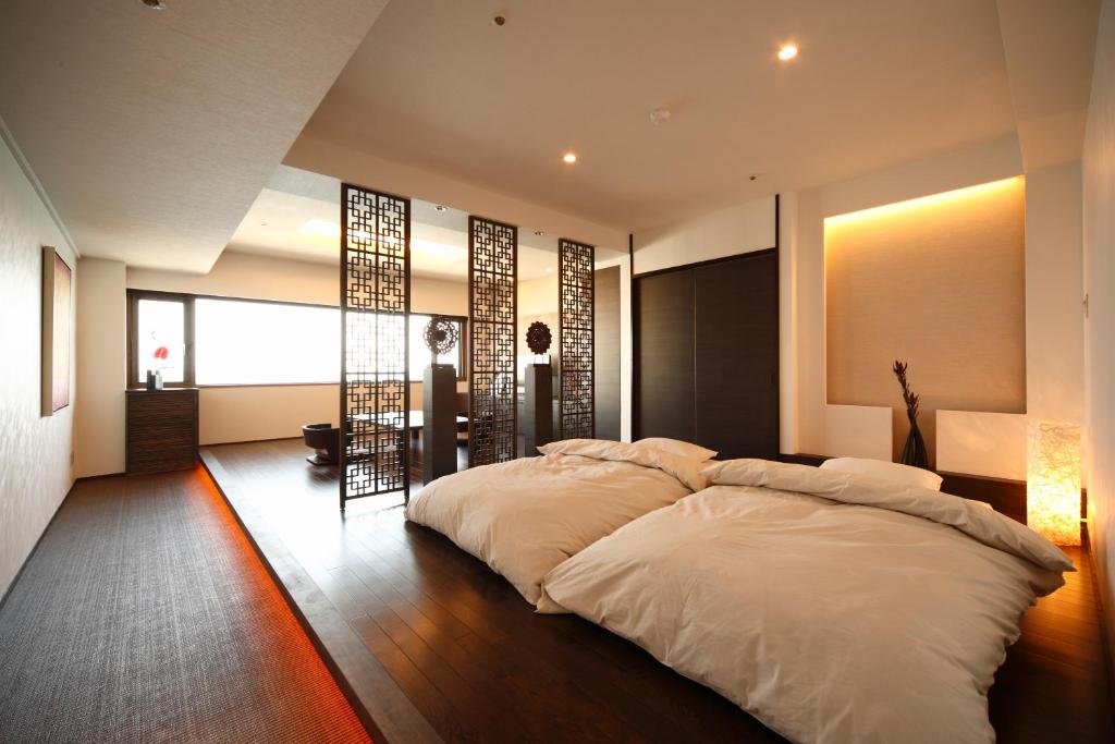 Awaji International Hotel The Sun Plaza Room Beds Partition