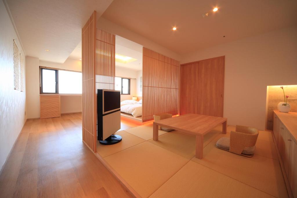 Awaji International Hotel The Sun Plaza Tatami Room With Table And Tv