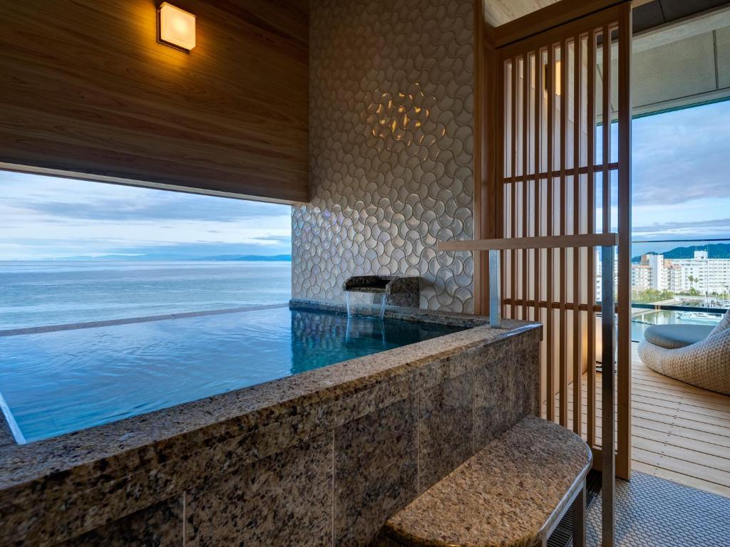 Awaji Yumesenkei Onsen Seaview