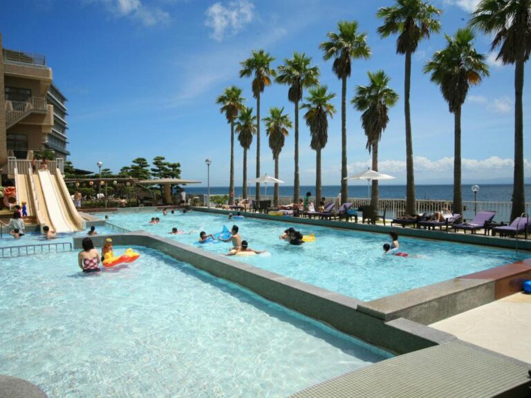 Awaji Yumesenkei Pool Palmtrees