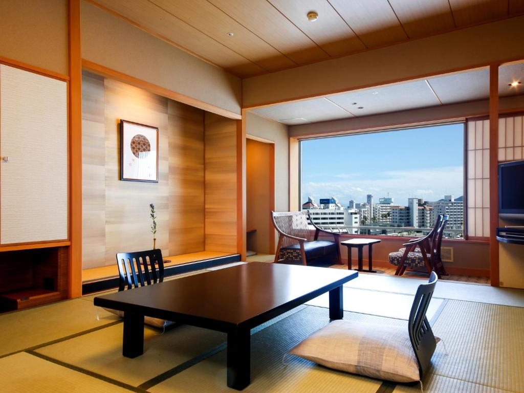 Awaji Yumesenkei Tatami Room City View