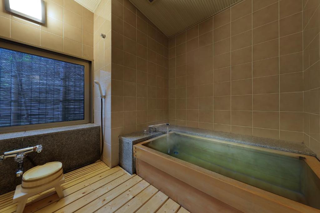 Bankokuya Onsen Bathroom
