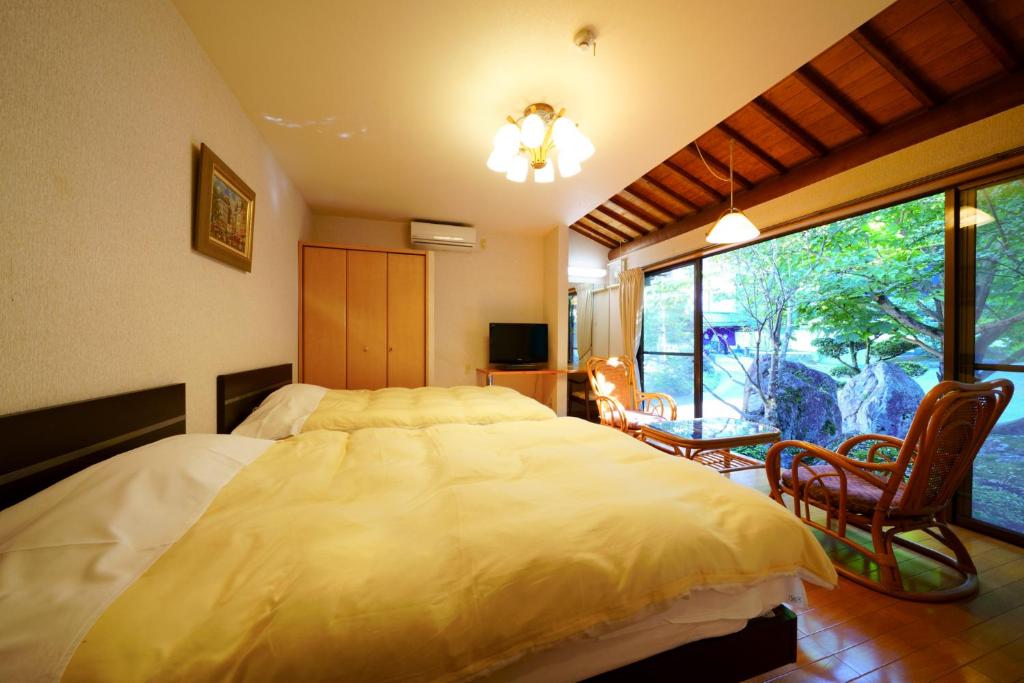 Beppu Showaen Bedroom Window View