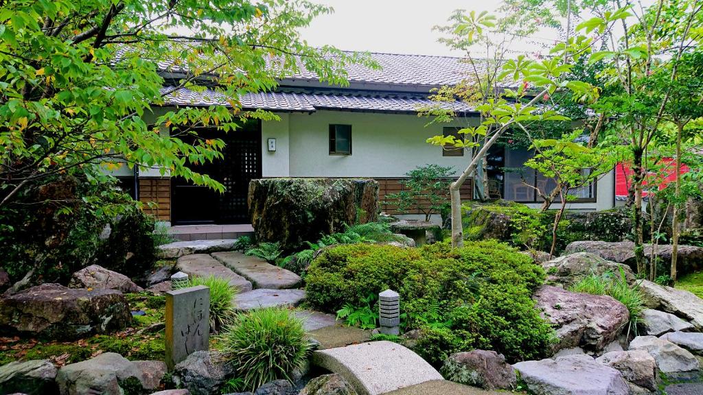 Beppu Showaen Garden Pathway