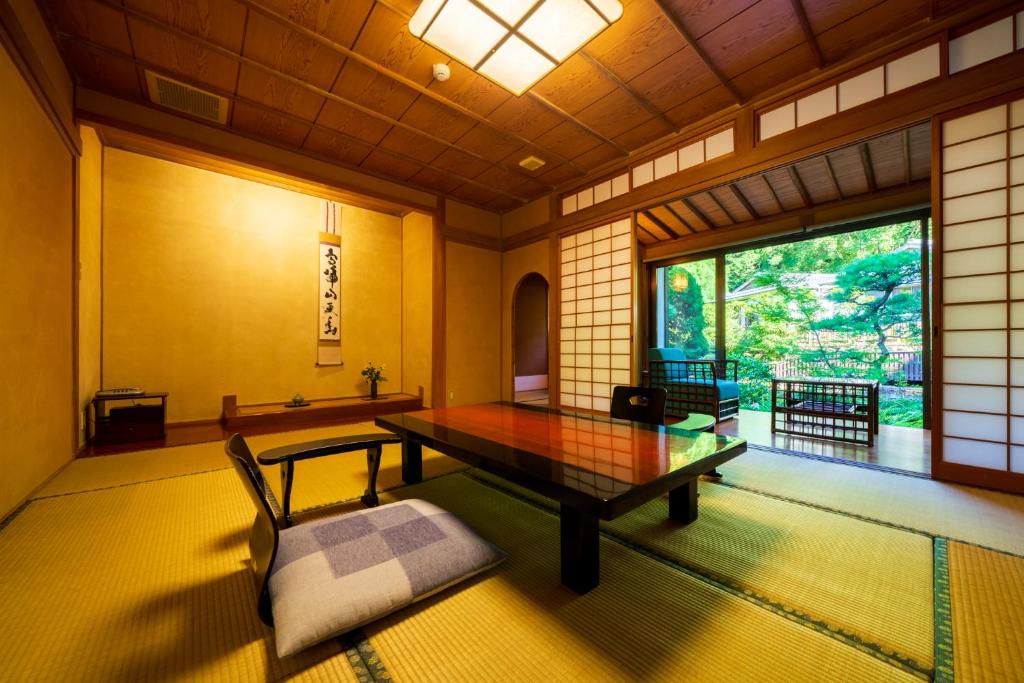Beppu Showaen Tatami Room Garden View