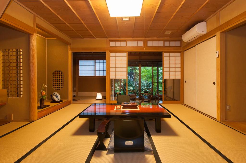 Beppu Showaen Tatami Room Shoji Screens