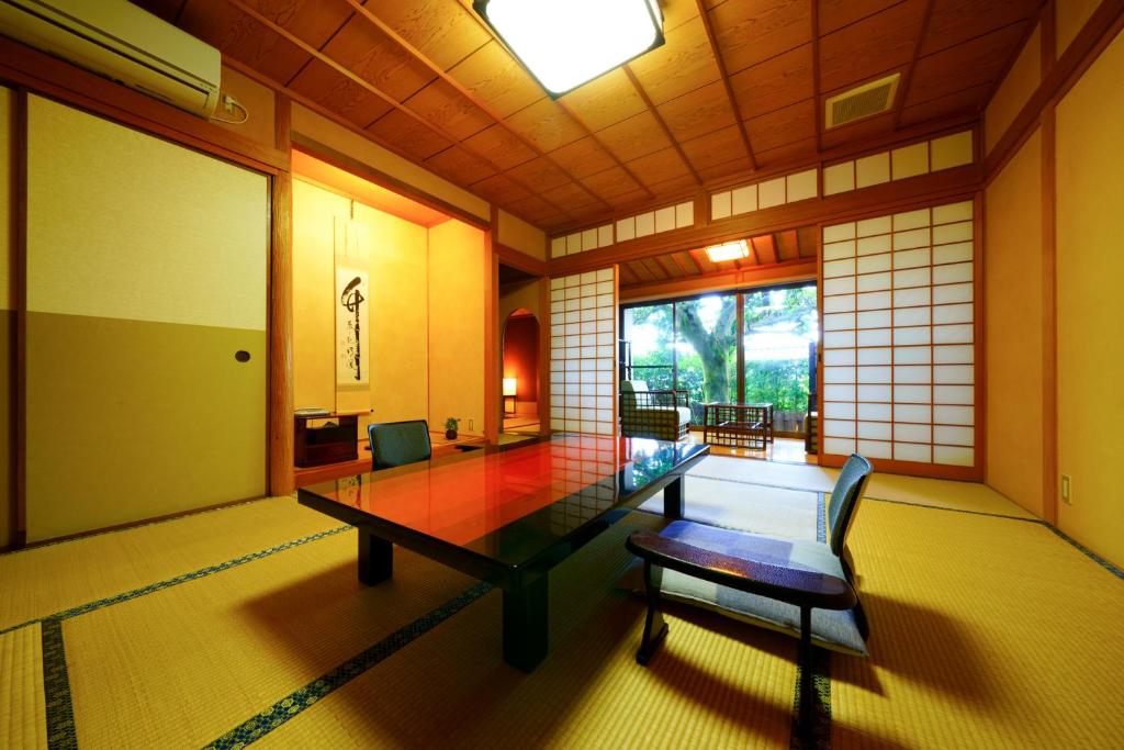 Beppu Showaen Tatami Room Tea Table