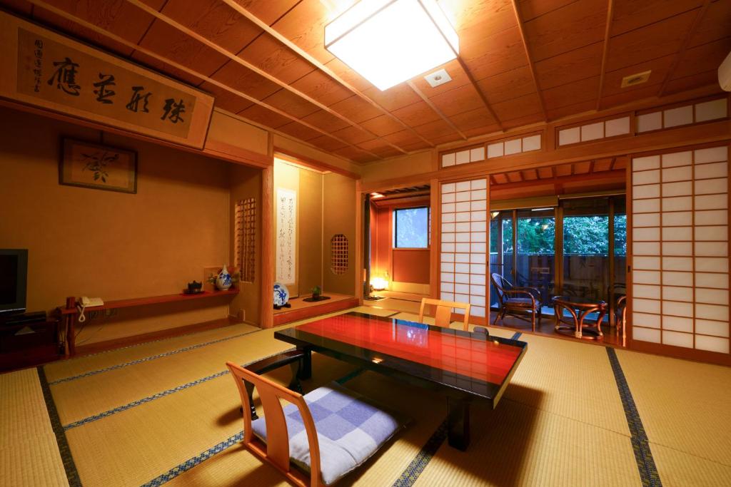 Beppu Showaen Traditional Tatami Room