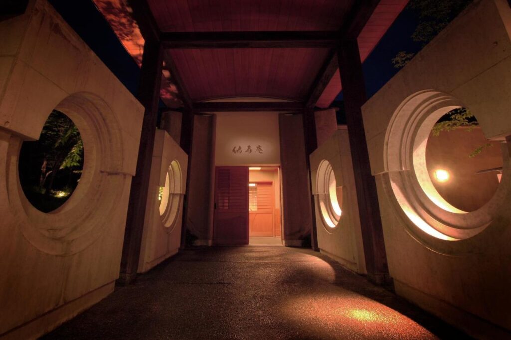 Bettei Senjyuan Entrance Night