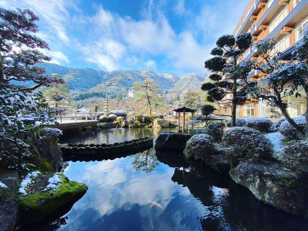 Bosenkan Snowy Garden Pond