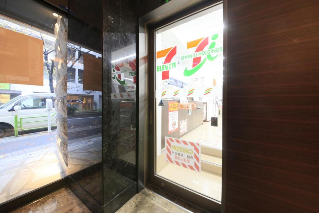 Center Hotel Tokyo 711 Entrance