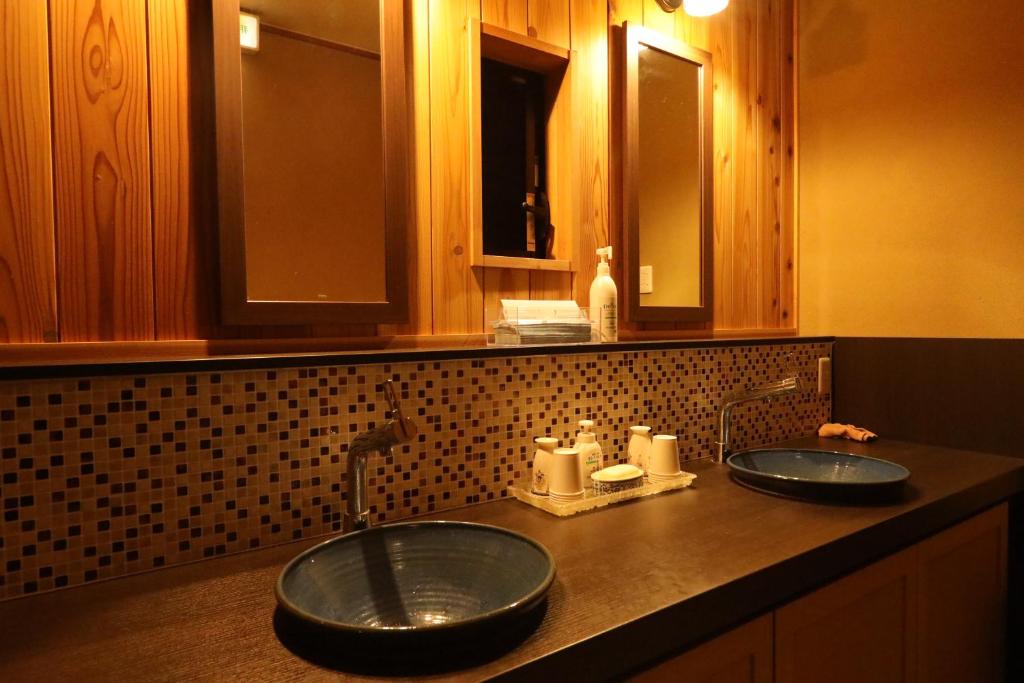 Daibutsu Ryokan Bathroom Sinks