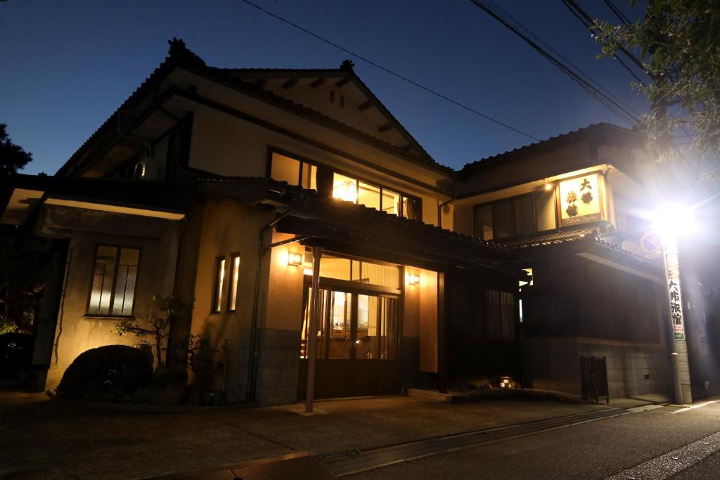 Daibutsu Ryokan Exterior Night