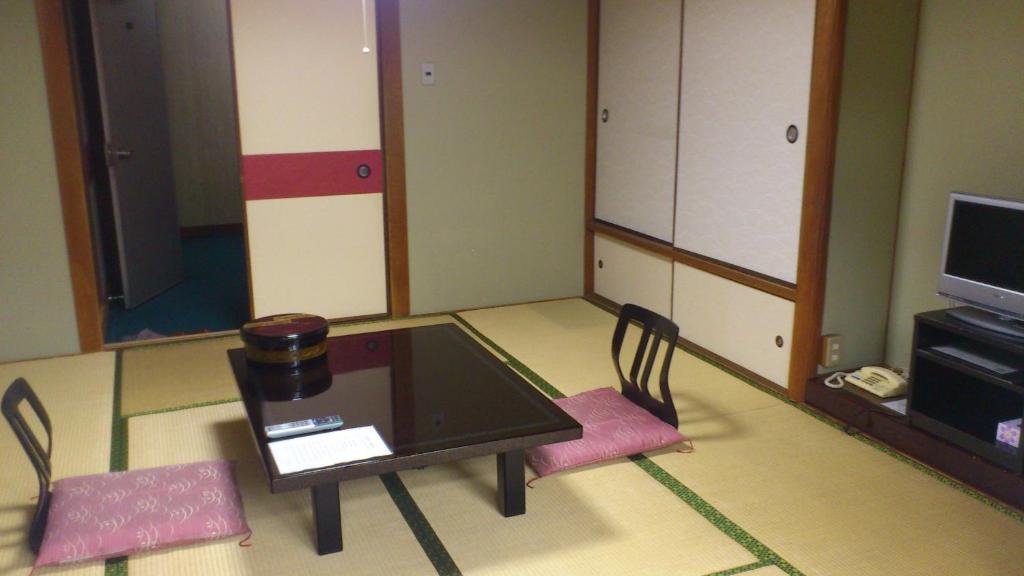 Daibutsukan Tatami Room With Table And Cushions