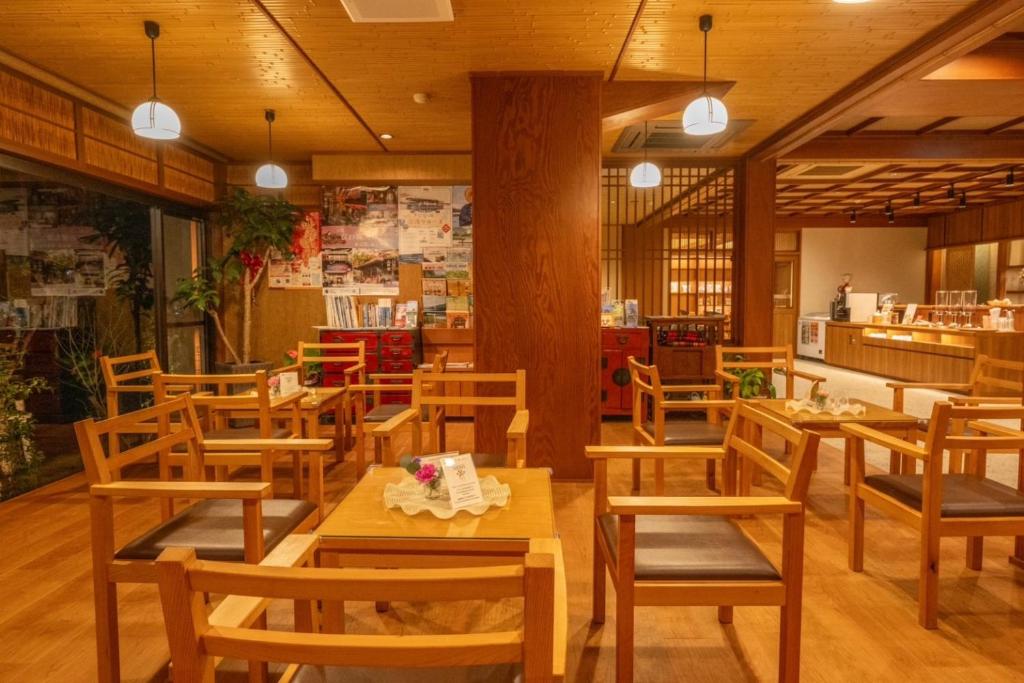 Dantoukan Kikunoya Lobby Wooden Chairs