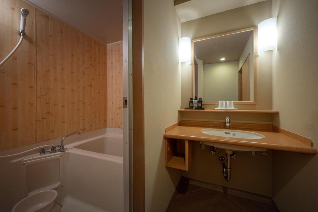 Eirakukan Bathroom Sink And Shower