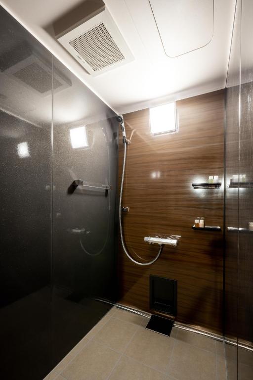Eirakukan Modern Shower