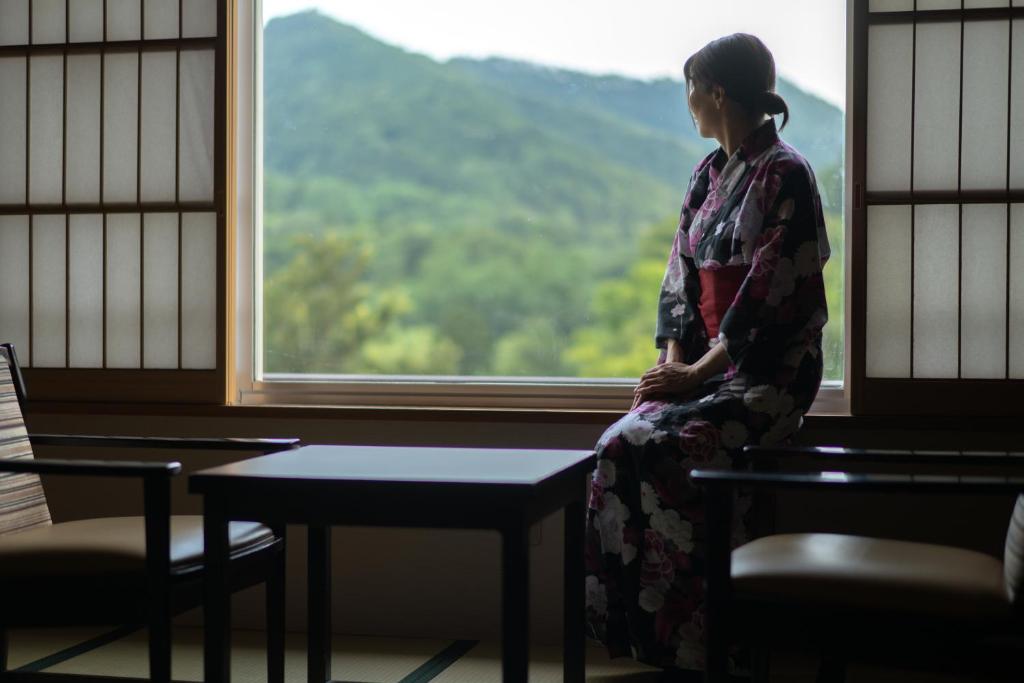 Eirakukan Woman Kimono Window View Mountains