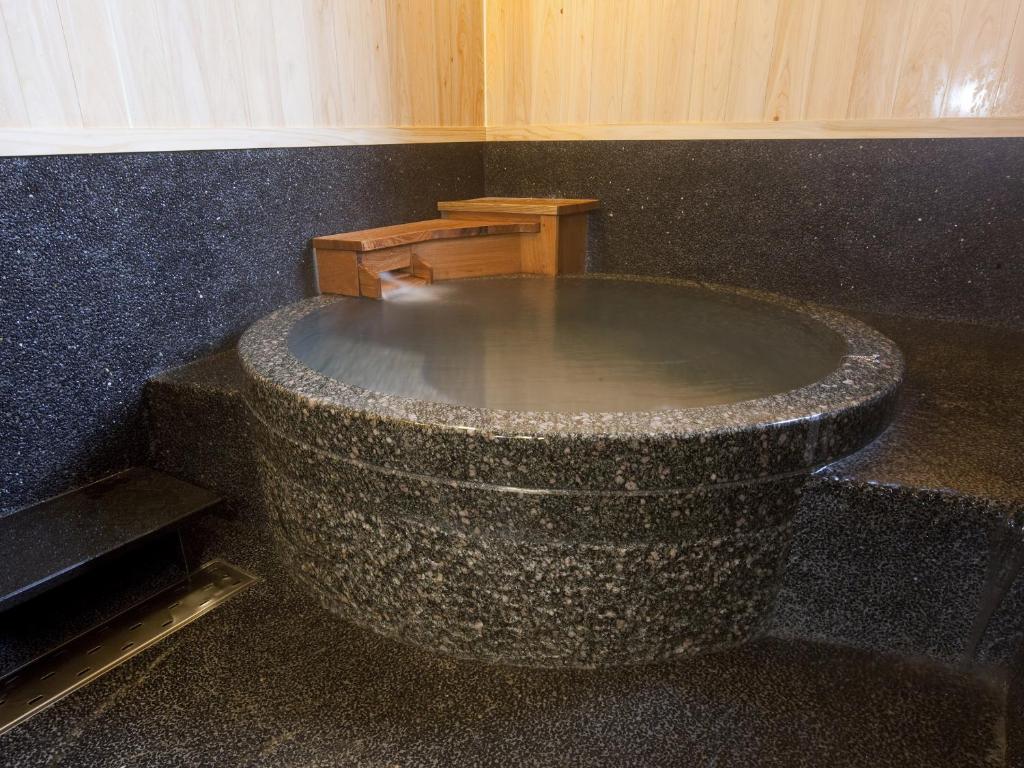 Fubuan Toku No Yado Round Stone Bath