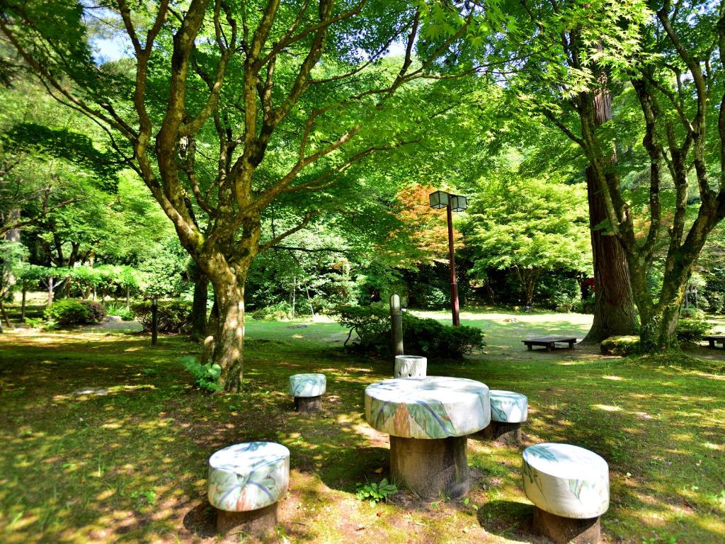 Fuga No Yado Chouseikan Garden Trees Stone Seats