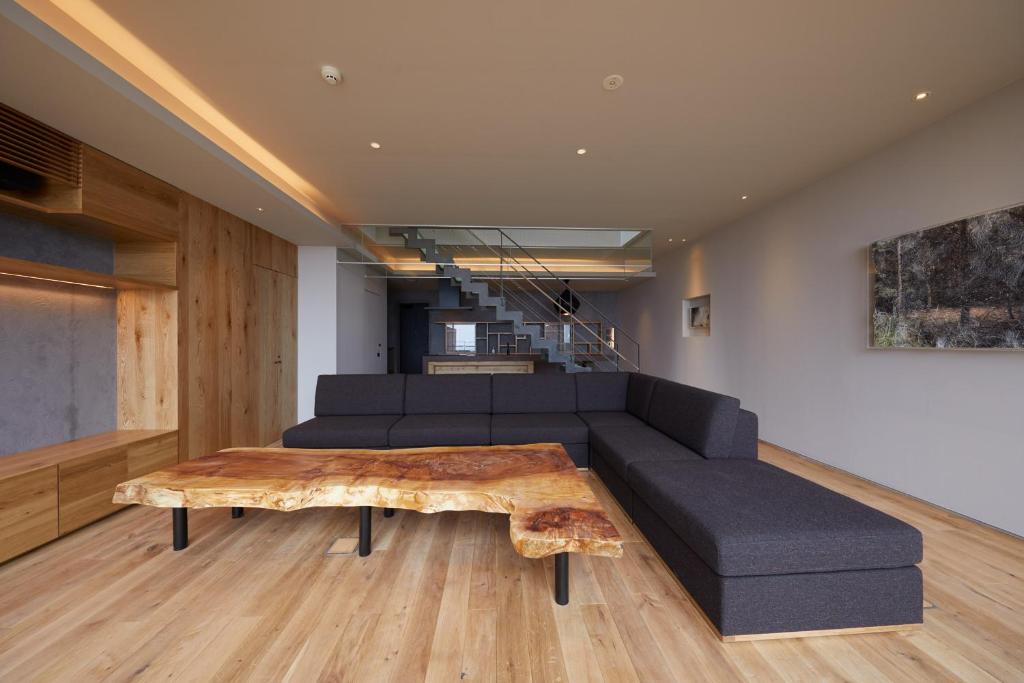 Galleria Midobaru Modern Living Room