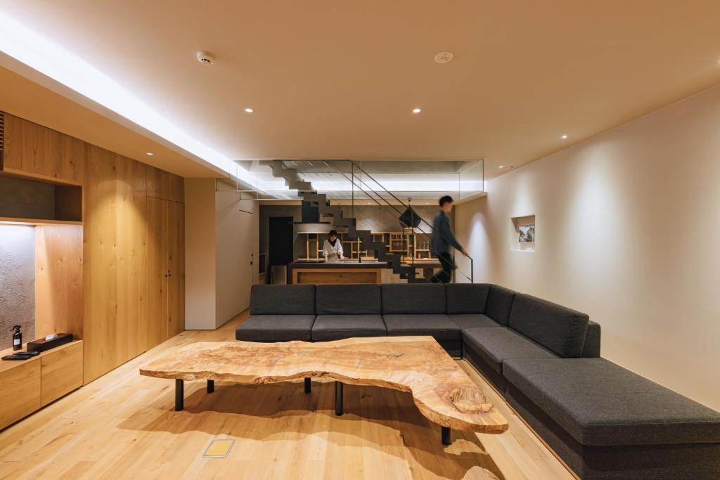 Galleria Midobaru Modern Living Room