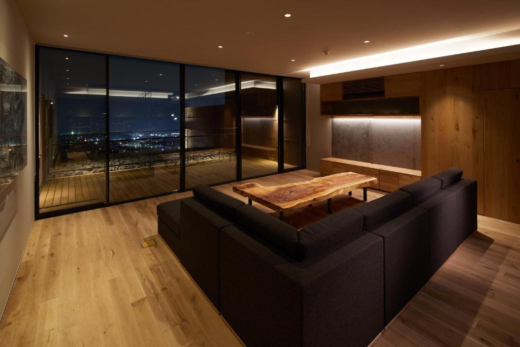 Galleria Midobaru Modern Living Room