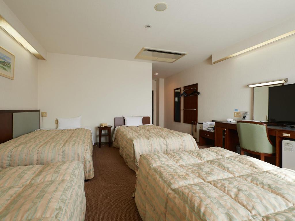 Gamagori Hotel Bedroom Three Beds