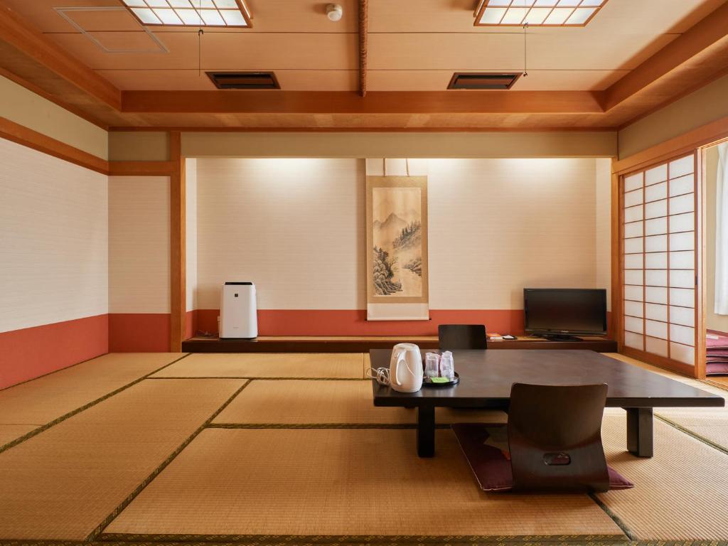 Gamagori Hotel Tatami Room Tea Set