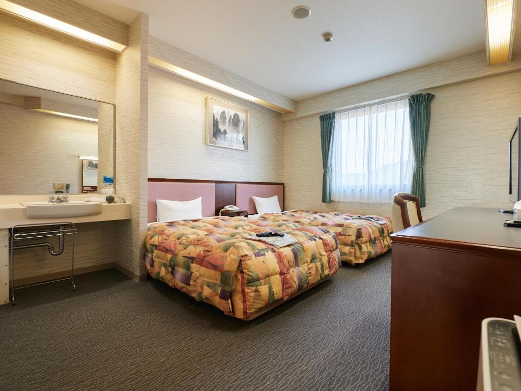 Gamagori Hotel Twin Bed Room