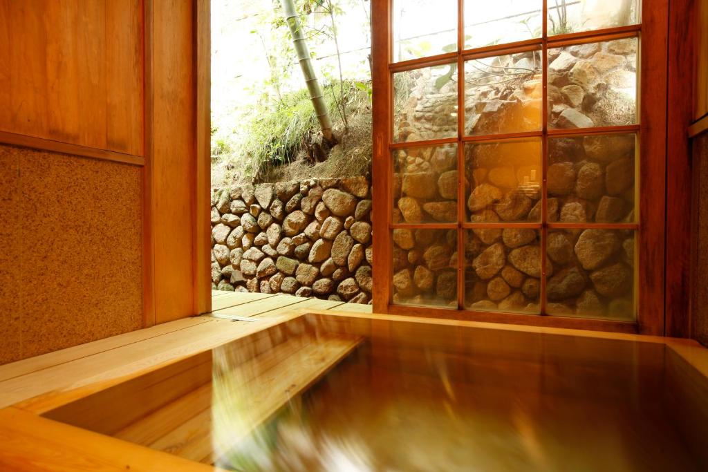 Ginsuisou Choraku Onsen Bathroom