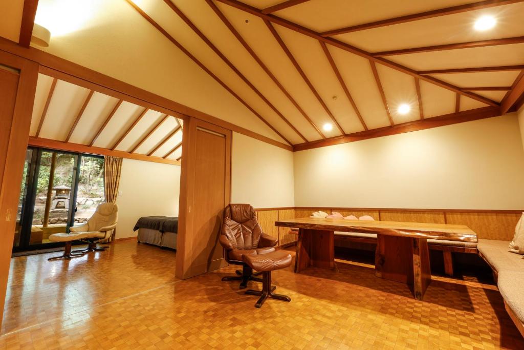 Ginsuisou Choraku Wooden Interior