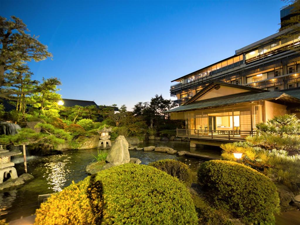 Grandia Housen Traditional Garden Exterior