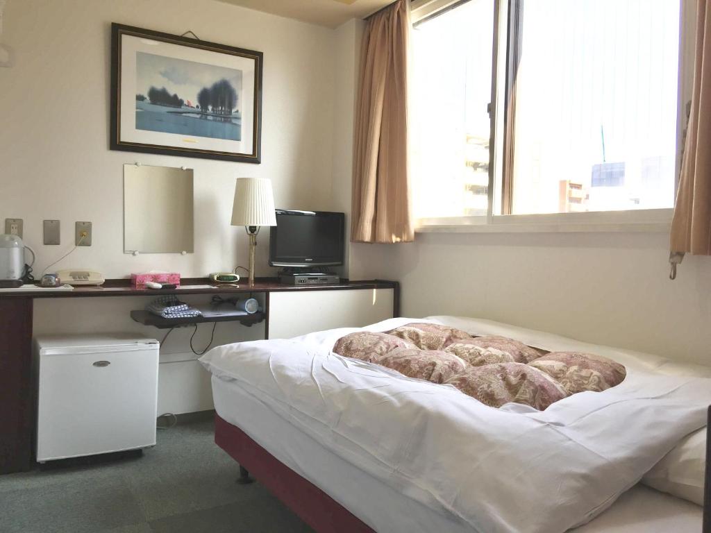 Green Hill Hotel Tennoji Ekimae Room Bed Window