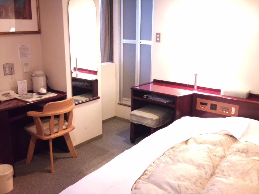 Green Hill Hotel Tennoji Ekimae Room Desk Bed