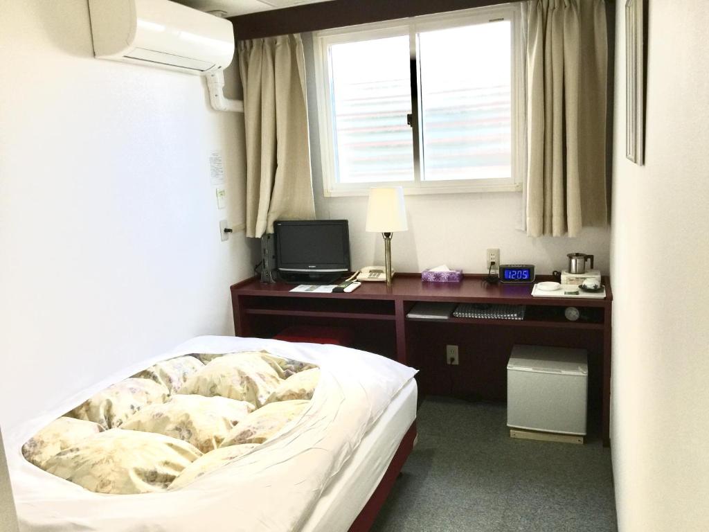 Green Hill Hotel Tennoji Ekimae Room Desk Bed