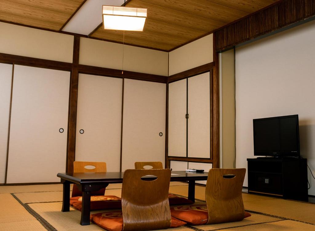 Guest House Sunline Beppu Tatami Room Chairs Table Tv