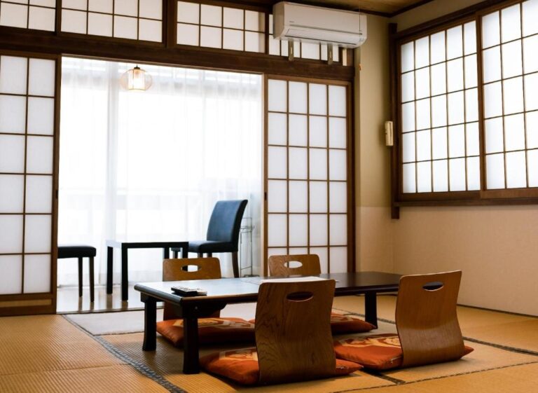 Guest House Sunline Beppu Tatami Room Table Chairs